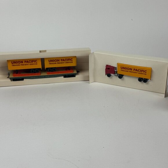 Tyco Union Pacific HO Scale Train & Trailer Set Vintage Model Railroad Freight C - Picture 1 of 5